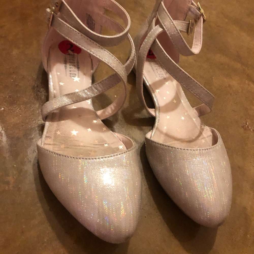 Gold Closed Toe Dress Shoes, size Youth 2